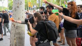 Reino Unido habla de terror en España por los disparos de pistolas de agua de activistas a un autobús turístico