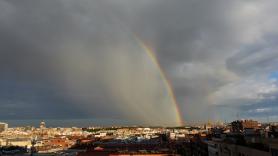 Un experto de la AEMET asombra al captar el arcoíris nunca visto en Madrid: "No ha sido casualidad"
