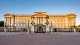 Las tuberías del palacio de Buckingham amenazan con causar un desastre y Carlos III prohíbe el uso de dos productos ancestrales