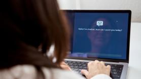Giro radical en la empresa que alardeaba de despedir empleados porque la inteligencia artificial podía hacer su trabajo
