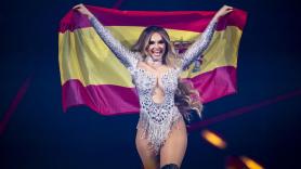 Lo que hace Melody con la bandera en alto no tiene desperdicio y provoca una reacción unánime