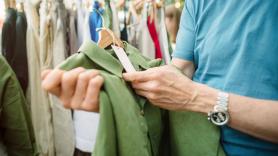 Un experto en limpieza pide realizar esta acción antes de ponerte una prenda de ropa recién comprada