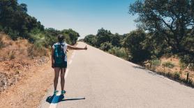 Una estadounidense viaja a Portugal, intenta hacer autostop para llegar a su alojamiento y los comentarios sólo muestran indignación