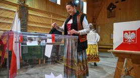 Los candidatos liberal y nacionalista se disputarán la presidencia de Polonia en la segunda vuelta, según los sondeos