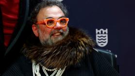 Bob Pop organiza una fiesta el día de Eurovisión y cuando llegan los invitados les hace un anuncio muy firme