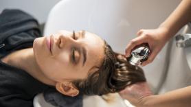 Piden a los peluqueros fijarse en este detalle de sus clientes, puede ser un síntoma temprano de cáncer
