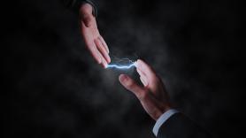 La ciencia da respuesta al por qué algunas personas dan corriente eléctrica a diario