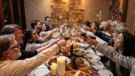 El jefe de la empresa invita a sus 180 empleados a cenar, pasa los 6.000 euros de la cuenta como gasto profesional y acaba en juicio y rompiendo su cuenta de ahorro