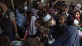 Los camiones con ayuda empiezan a repartir harina en las panaderías de Gaza