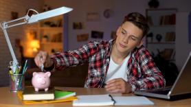 Cumple 17 años, factura 4.000 euros sin moverse de casa e intentan darle una lección: "Dicen que he tirado mi juventud"