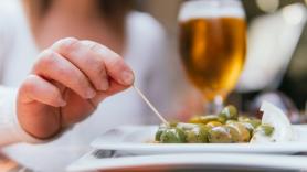 Pide unas bebidas y unas aceitunas en un bar y cuando llega la cuenta se lleva el sorpresón de su vida