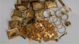Dos excursionistas tropiezan con una caja de metal, la abren y descubren un tesoro de 620.000 euros