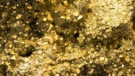 Realizan una obra en la autopista, desentierran toneladas del "oro de los tontos" y acaban con una paga extra en el bolsillo