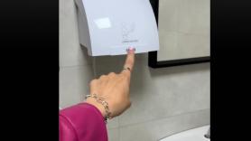 Una científica advierte del método más usado para secarse las manos en los baños públicos y de cuál es el correcto
