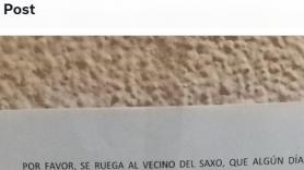 Cuelga este cartel quejándose del "vecino del saxo" y lo que escribe en él es para ponerlo en un museo