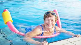 Un simple churro de piscina se puede convertir en la mejor herramienta para mantener la cocina ordenada con este truco