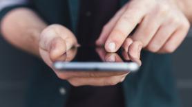 Un joven usa su teléfono encorvado durante años y desarrolla el síndrome que no le permitía comer adecuadamente