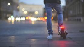Un taxista grita a un hombre en patinete y lo que dice casi arranca el aplauso de los presentes