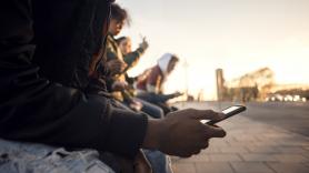 Alerta de los médicos sobre un nuevo síndrome de la cabeza que ataca a los jóvenes enganchados al móvil