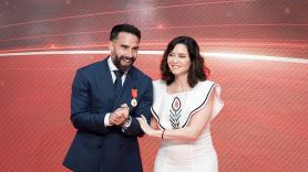 Carvajal responde así a un usuario que le dijo que decepciona por fotografiarse con Ayuso