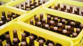 Un hombre ejecuta su plan para manipular el precio de la cerveza y todo sale bien hasta que ve venir el de seguridad
