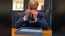 Va a tasar un anillo heredado de su abuela, dudan del diamante y sale de la joyería temblando