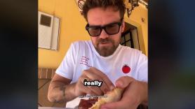 Un británico pide en un bar el desayuno más típico de Andalucía: lo que ve de los españoles de al lado le deja a cuadros