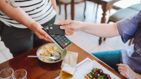 La mujer paga la cuenta en un restaurante y la respuesta de la camarera evidencia que queda mucho por hacer