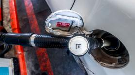 Compran 1 litro de gasolina en la gasolinera más famosa y comprueban qué hay en el tanque: “Nos han estafado”
