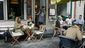 Va a la terraza de un bar, el de al lado tiene el volumen del móvil a tope y lo que le dice da la vuelta a la tortilla