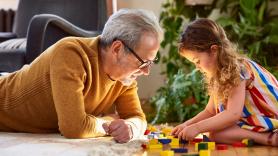 Padres, abuelos o canguros: una psicoterapeuta revela quién es mejor para cuidar a los niños