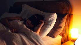Una doctora sentencia esta postura para dormir: "Es más probable que aparezcan las contracturas"