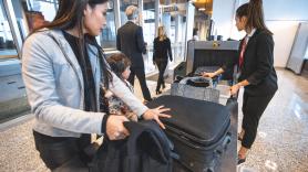Alerta en los aeropuertos europeos por el aumento de casos de personas que suben al avión sin billete con destino España