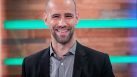 Gonzalo Miró escucha a Ayuso defender las "cañitas" y su reacción no deja de compartirse