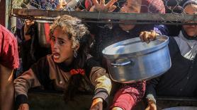 Israel mata al menos a 24 gazatíes que esperaban la distribución de ayuda en el sur de Gaza