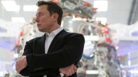 Musk amenaza con "desmantelar" la nave Dragon y recoge cable horas después