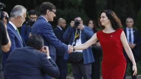 Ayuso cumple su promesa y se levanta de la mesa después de que Pradales e Illa hablasen en euskera y catalán