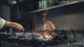 Un chef de renombre limpia su ático y tropieza con unos papeles de hace 50 años que ocultan recetas proféticas