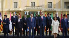 El frío saludo de Ayuso a Illa y Sánchez protagoniza la foto de familia de la Conferencia de Presidentes