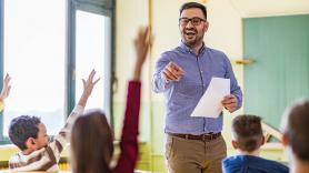 Un profesor de colegio, cansado, alza la voz por lo que dice que pasa mucho con alumnos y padres: "Agotador"