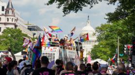 Washington se tiñe de arcoíris y clama contra Trump: "Nuestros derechos no se tocan"