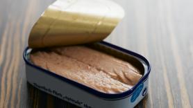 Un nutricionista revela que tirar el aceite del atún enlatado es un error: esconde la clave para dormir como un lirón