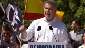 Feijóo dice que ha pedido no ondear la bandera de ningún partido y ojo a lo que se ve con claridad justo detrás de él