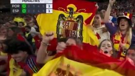 El espontáneo comentario de Juan Carlos Rivero al ver esta bandera en la grada durante los penaltis
