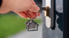 Buscan desesperados una casa para recuperar a su hija y acaban en la calle por caer en la gran estafa inmobiliaria