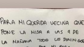 Dejan una nota para la vecina que pone la misa los domingos: ella la lee y su respuesta le abre las puertas del cielo