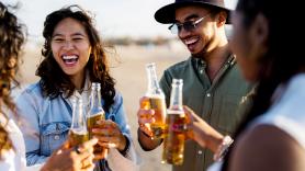Un informe lanza una alerta sobre este hábito durante el cerveceo en bares y terrazas: todos lo hacemos