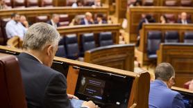 La 'pillada' a Santos Cerdán: lee el informe de la UCO mientras está en el Congreso