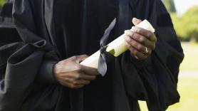 Un estudiante modelo va a recibir su beca esperada y recibe el golpe brutal del director: "Demasiado ambiciosos"