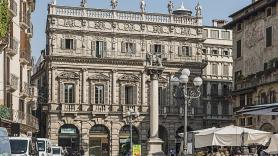 Dos turistas arruinan la obra cubierta de cristales más valiosa y frágil del museo al confundirla con una silla